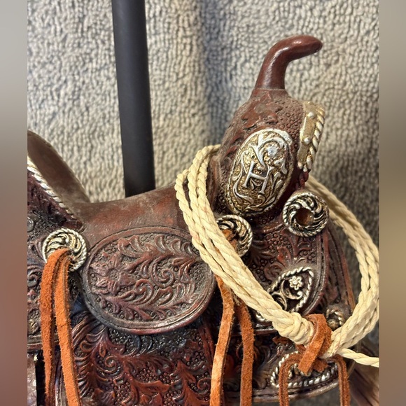 Western Theme Saddle Lamp, Home Decor - Picture 4 of 8